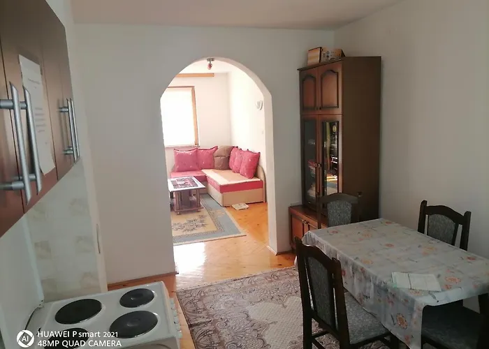 Behar Affittacamere Hotonj