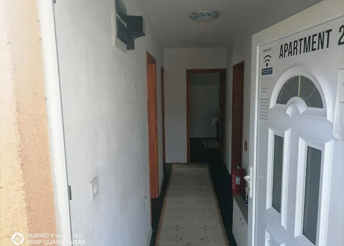 Behar Affittacamere Hotonj