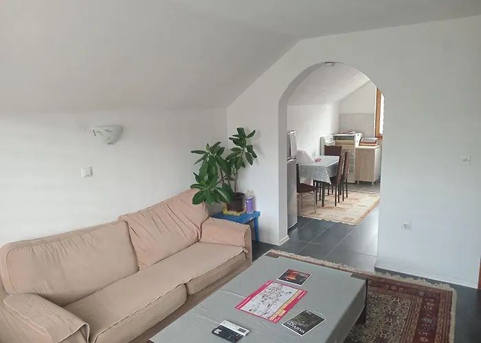 Behar Affittacamere Hotonj