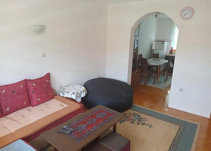 Behar Affittacamere Hotonj