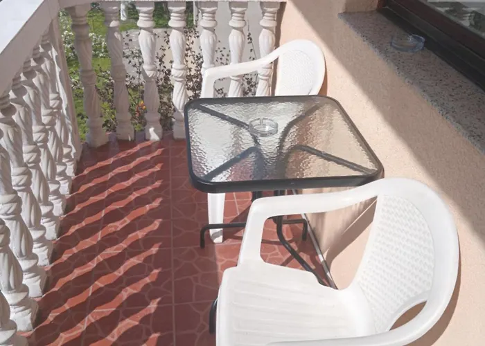 Behar Affittacamere Hotonj